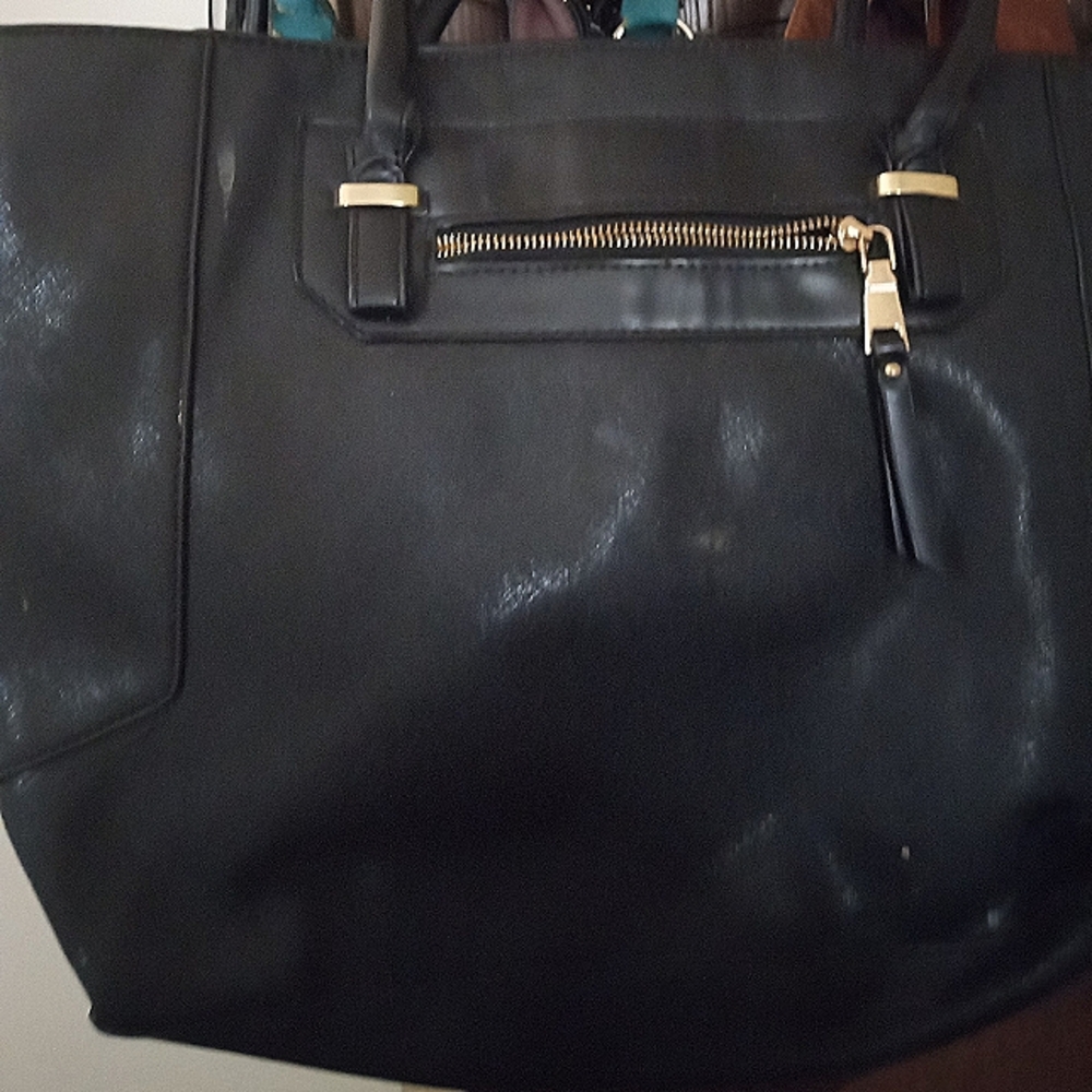 Women tote bags, purses and wallets. Many brands, great condition.